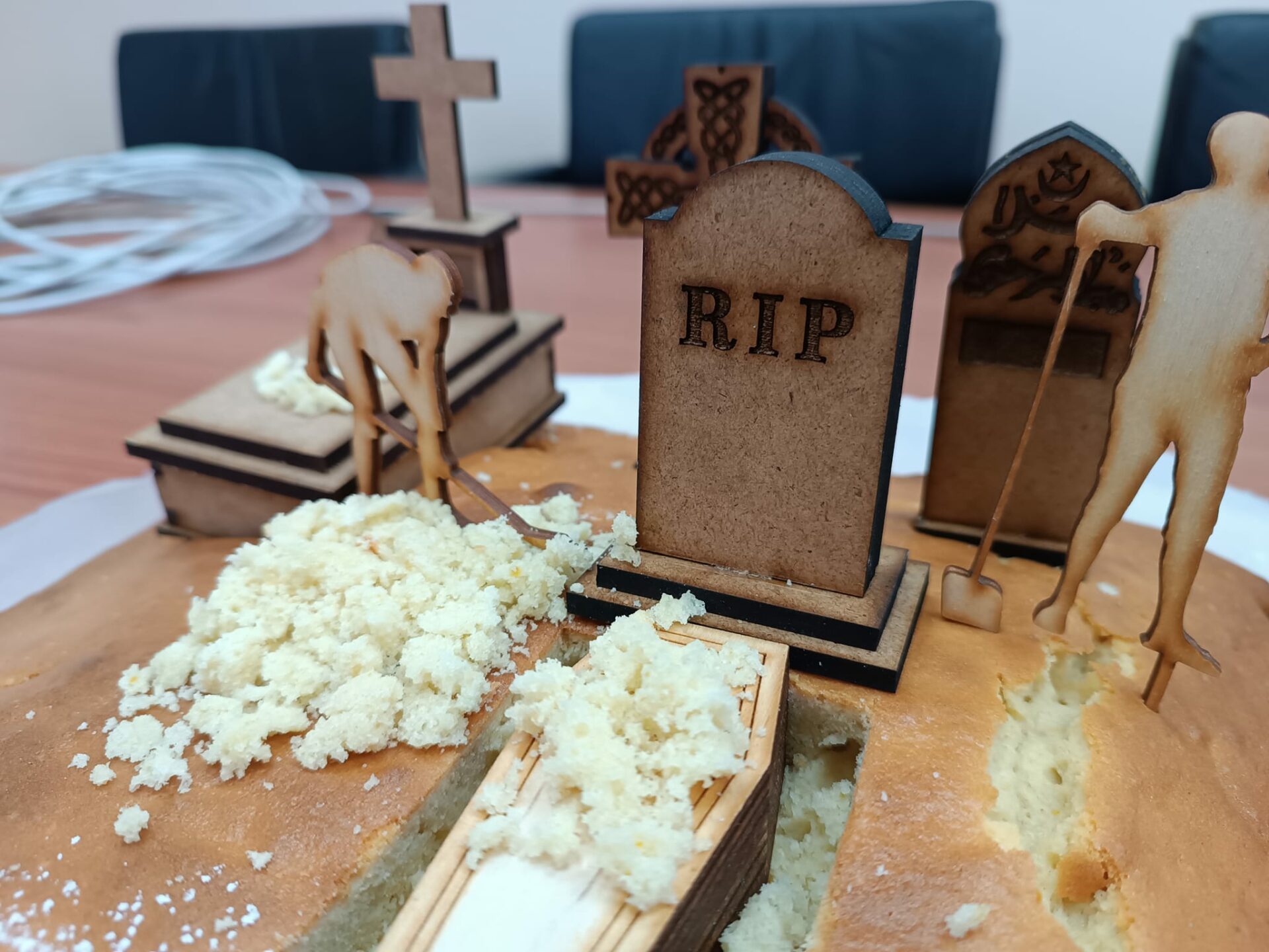 Viral η πίτα του Κοιμητηρίου Βόλου, στολισμένη… με μνήματα, φέρετρο και νεκροθάφτες