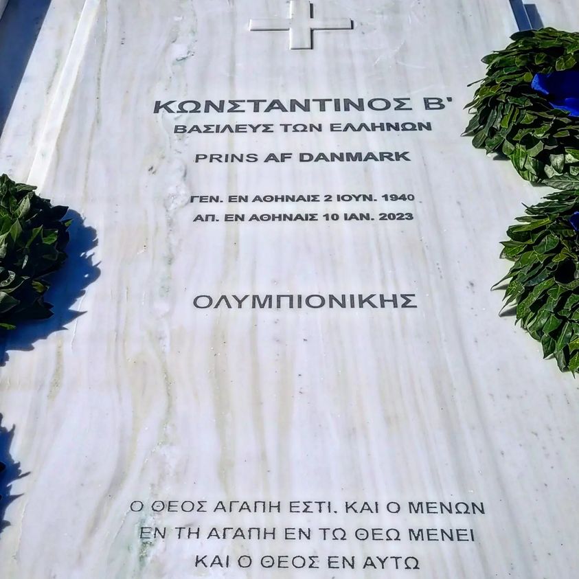 Τι αναγράφεται τελικά στον τάφο του τ. Βασιλέως Κωνσταντίνου. Αποκαλυπτήρια στο Τατόι