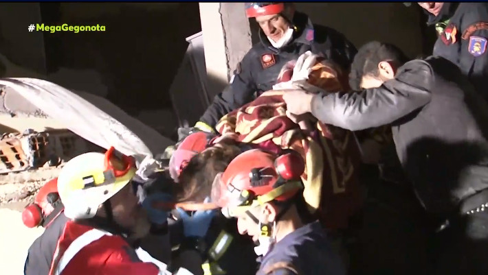 Σεισμός στην Τουρκία: Μάχη με το χρόνο για να βρεθούν επιζώντες.