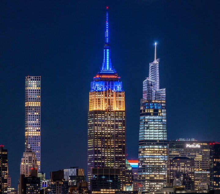 Στα χρώματα της Ουκρανίας Πύργος του Άιφελ, Empire State Building και άλλα κτίρια για τον ένα χρόνο πολέμου