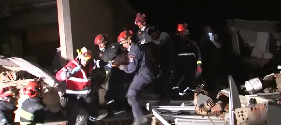 Σεισμός στην Τουρκία: Η στιγμή που η ΕΜΑΚ σώζει 11χρονη από τα ερείπια (Video)