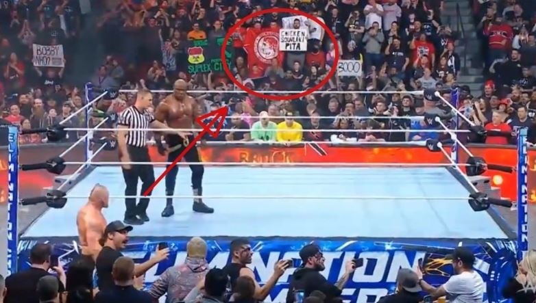 Απίστευτοι Έλληνες πήγαν στο WWE με σημαία του Ολυμπιακού και ζητούσαν σουβλάκι!