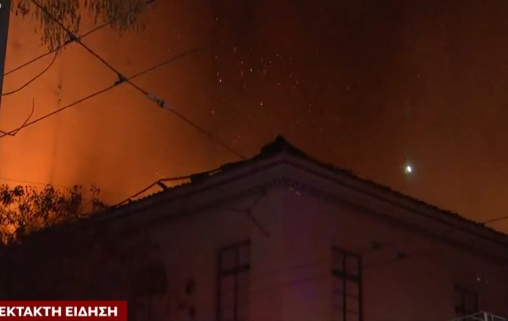 Φωτιά στο κέντρο της Αθήνας (Βίντεο)