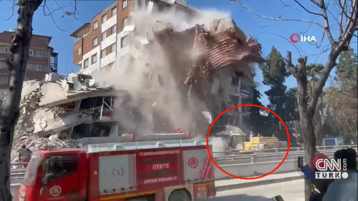 Σεισμός στην Τουρκία: Χειριστής εκσκαφέα γλύτωσε παρά τρίχα από κατάρρευση κτιρίου!