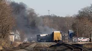 Εκτροχιασμός τρένου στο Οχάιο: «Ελεγχόμενη απελευθέρωση» χημικών- Σύννεφο κόκκινου καπνού