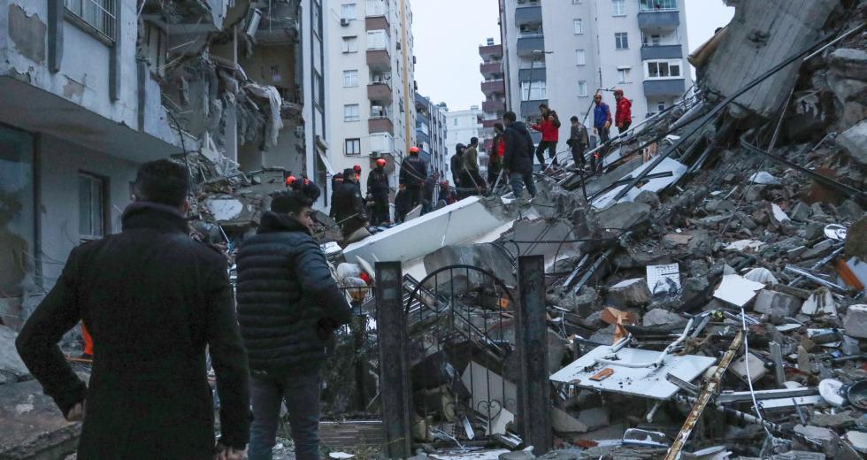 Σεισμός 7,8 Ρίχτερ: Έφτασαν τους 1.500 οι νεκροί σε Τουρκία και Συρία