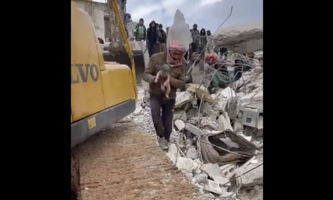 Συρία σεισμός 7,8 ρίχτερ: Μωρό γεννήθηκε μέσα στα συντρίμμια μετά τον σεισμό