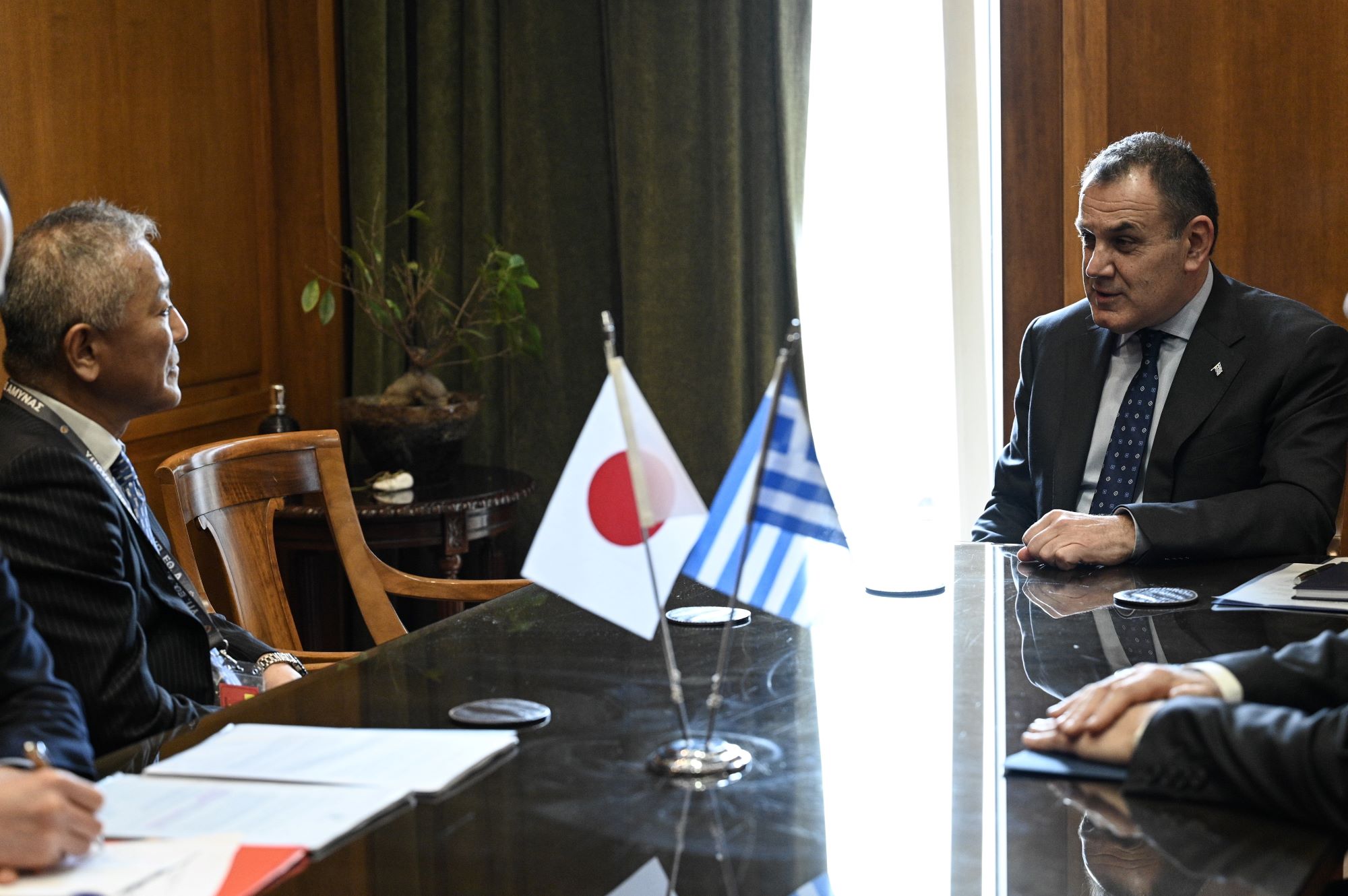 Συνάντηση ΥΕΘΑ με τον πρέσβη της Ιαπωνίας