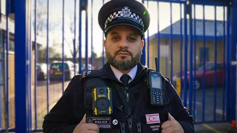Σάλος με την σημαία του ψευδοκράτους σε στολή της αστυνομίας του Λονδίνου