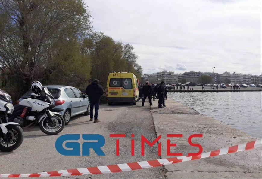 Θεσσαλονίκη: Αστυνομικός αυτοκτόνησε πέφτοντας με το αυτοκίνητό του στον Θερμαϊκό – Είχε δεθεί με χειροπέδες