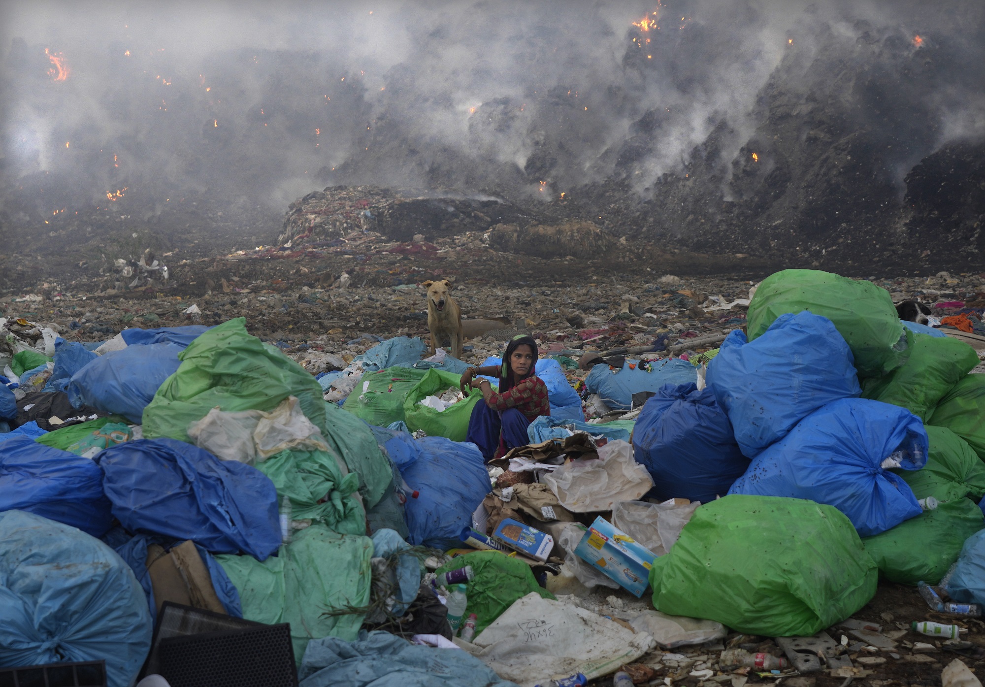 Καίγεται τεράστια χωματερή στην Ινδία - Πνιγμένοι σε τεράστιο τοξικό νέφος οι κάτοικοι