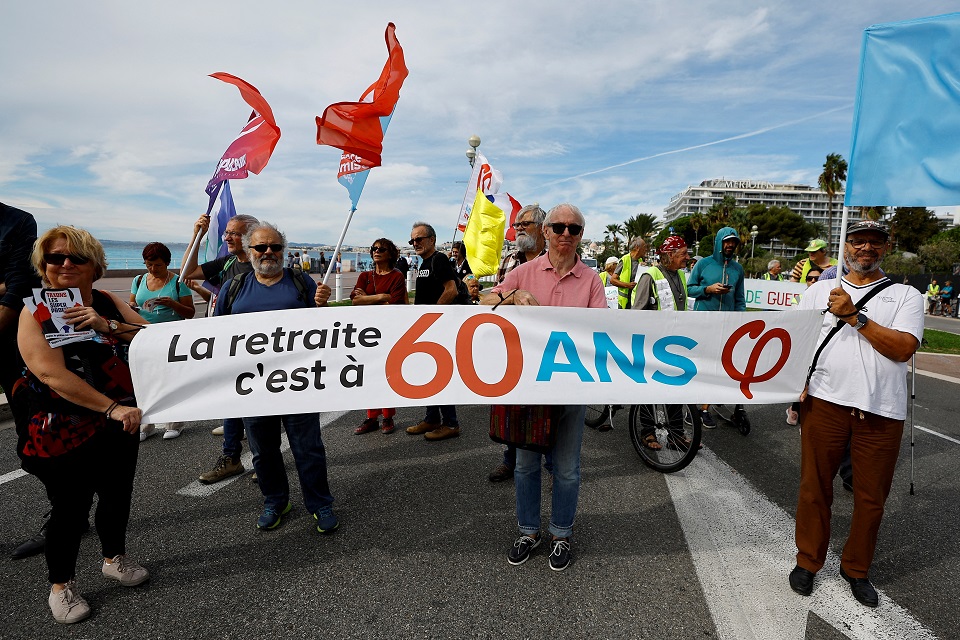 Γαλλία: Η Γερουσία ενέκρινε την αύξηση του ορίου ηλικίας συνταξιοδότησης, εν μέσω διαδηλώσεων