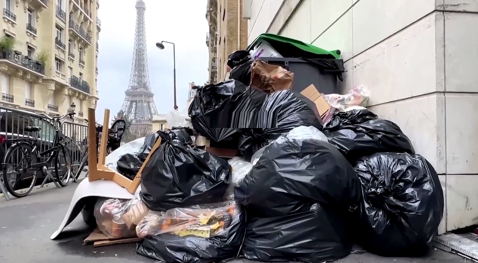 Πνίγεται στα σκουπίδια το Παρίσι με φόντο την κόντρα Μακρόν - Δημάρχου και το συνταξιοδοτικό
