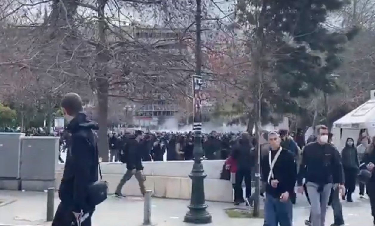 Επεισόδια με μολότοφ στην πλατεία Συντάγματος (Βίντεο)