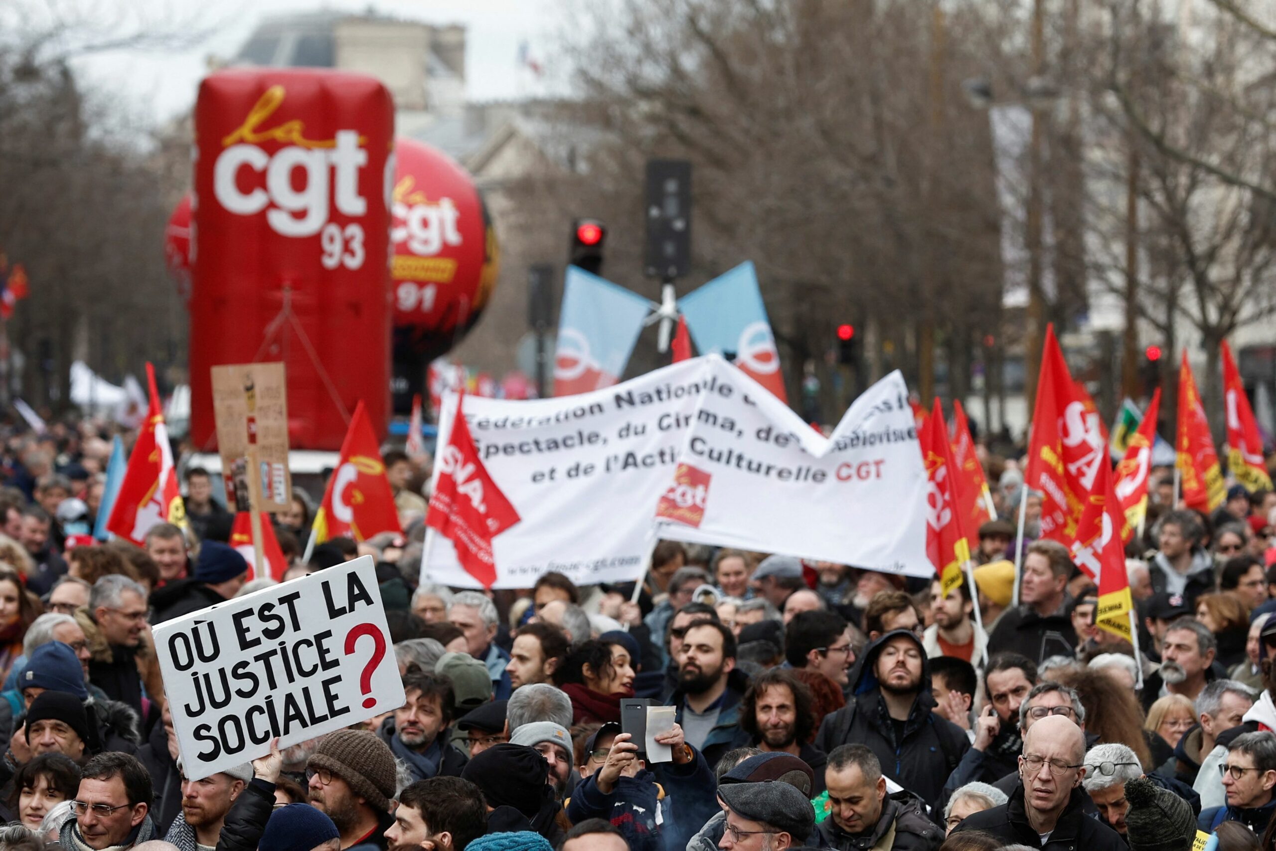 Γαλλία: Ογκώδεις διαδηλώσεις στην ένατη ημέρα κινητοποιήσεων κατά του νέου συνταξιοδοτικού