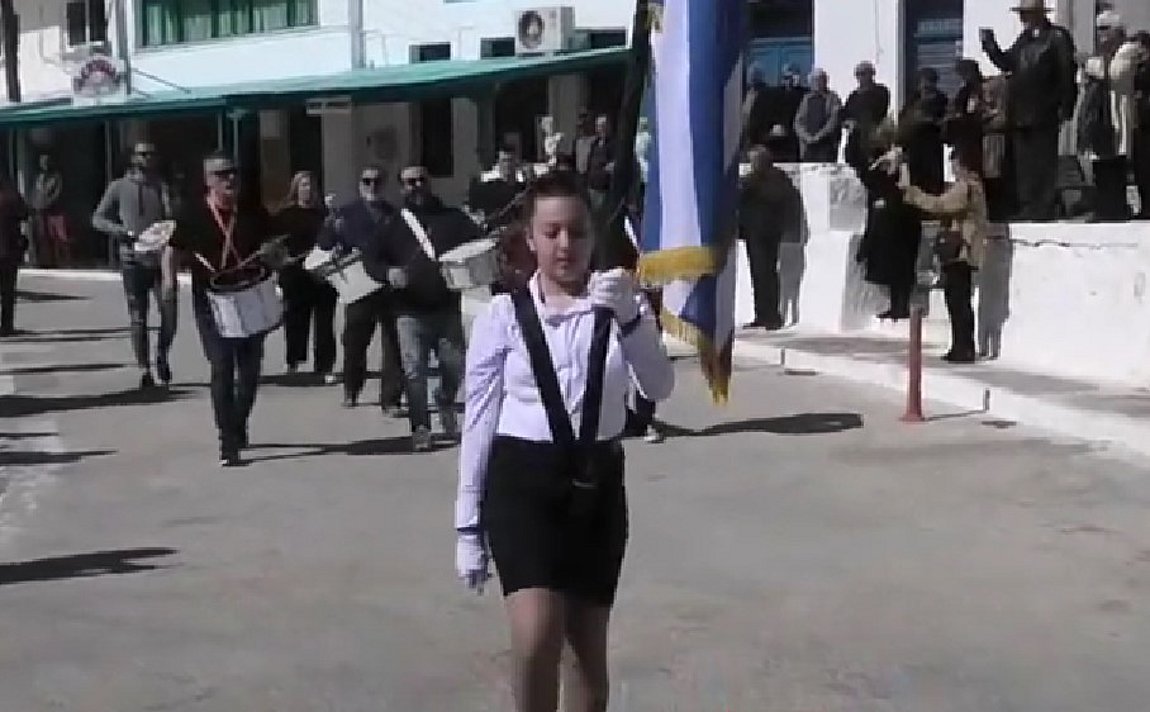 Νάξος: Αποθεώθηκε η μία και μοναδική μαθήτρια που παρέλασε κρατώντας την ελληνική σημαία (Bίντεο)