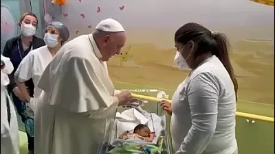 Ένα νεογέννητο στο νοσοκομείο βάφτισε ο Πάπας Φραγκίσκος
