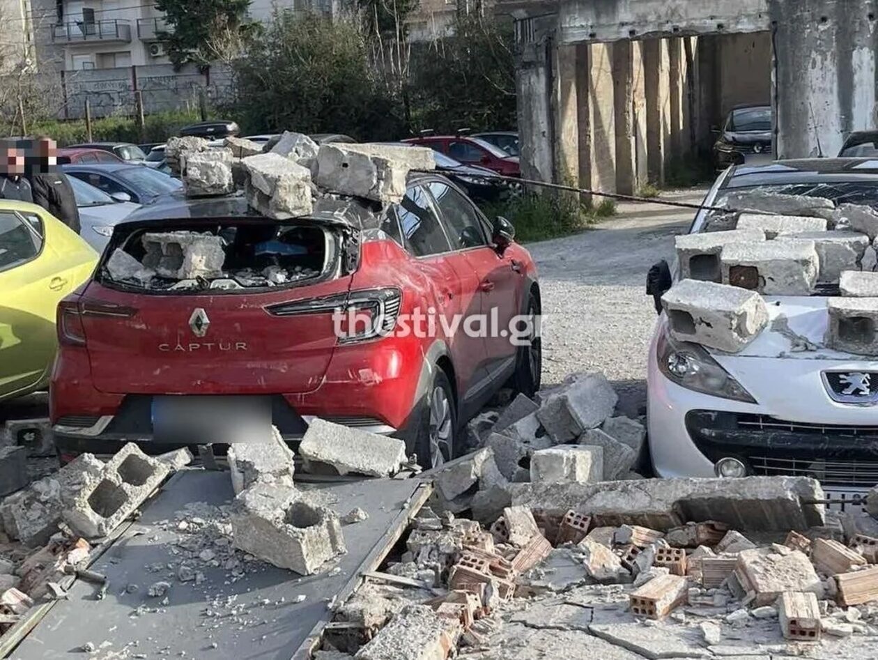 Θεσσαλονίκη: Τοιχίο έπεσε λόγω των ανέμων και καταπλάκωσε αυτοκίνητα
