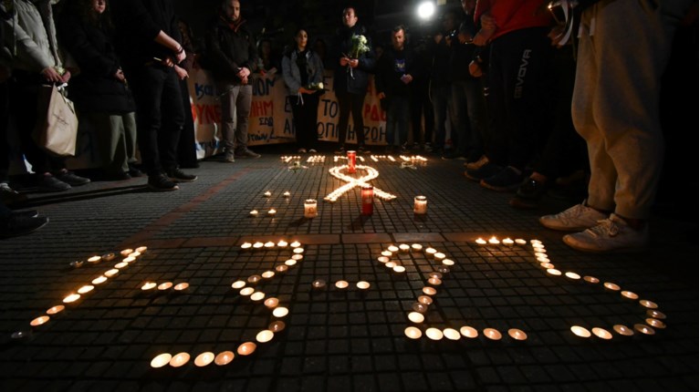 Λουλούδια και κεριά στη μνήμη των θυμάτων- Στον σταθμό του ΟΣΕ στη Λάρισα