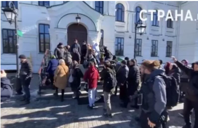 Ουκρανία: Συμπλοκές ξέσπασαν έξω από το μοναστήρι της Λαύρας των Σπηλαίων στο Κίεβο (Βίντεο)