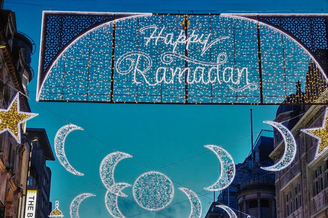 Λονδίνο: Για πρώτη φορά μουσουλμανικός στολισμός για το Ραμαζάνι από τον Δήμαρχο