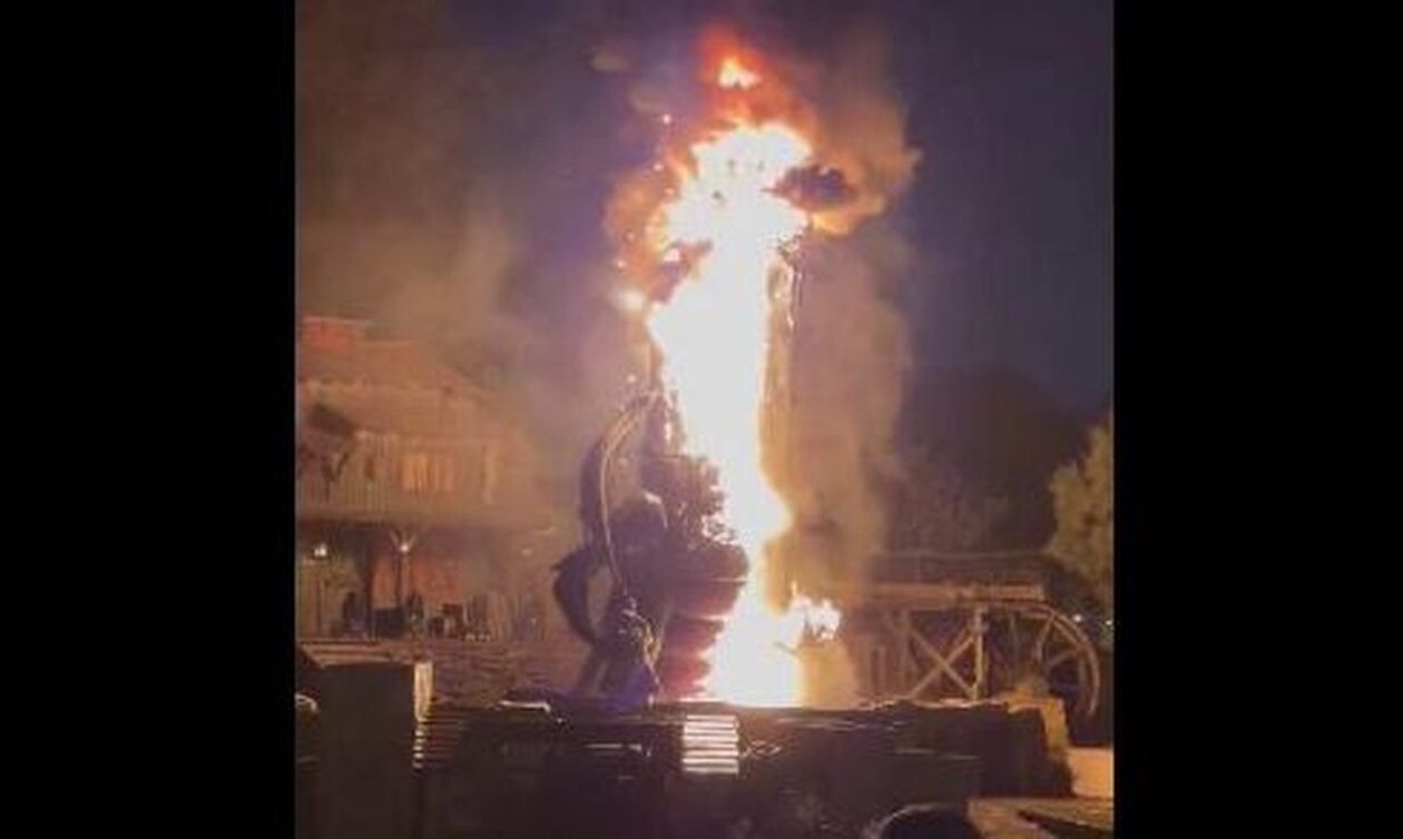 ΗΠΑ - Disneyland: Συναγερμός στη Καλιφόρνια - Δράκος ύψους 14 μέτρων πήρε φωτιά