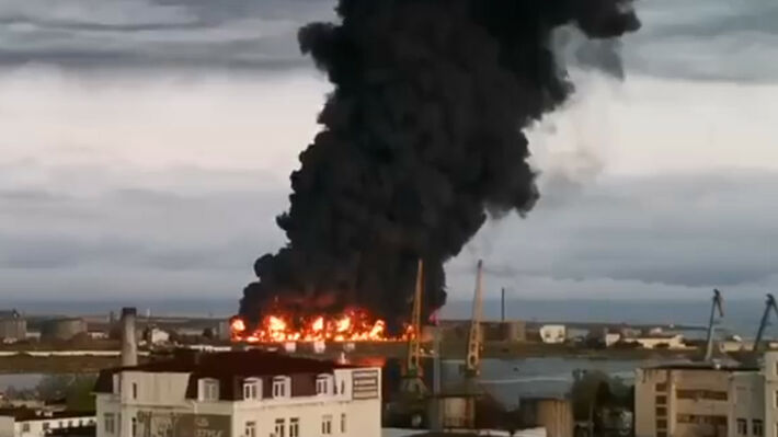 Ουκρανική επίθεση με drone προκαλεί τεράστια πυρκαγιά σε δεξαμενές καυσίμων στη Σεβαστούπολη της Κριμαίας