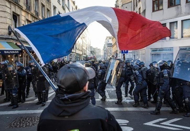 Γαλλία: Συνεχίζονται οι διαμαρτυρίες με τις άδειες κατσαρόλες σε εμφανίσεις του Μακρόν