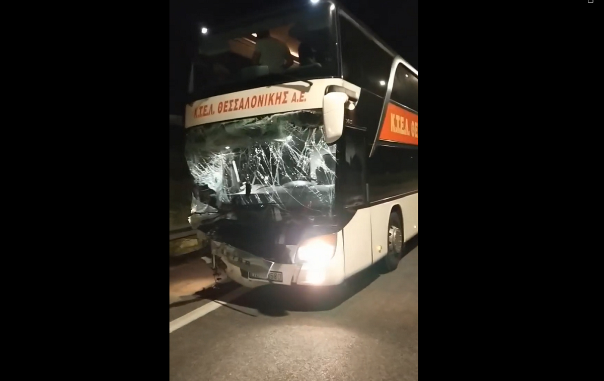 Πλαταμώνας: Θανατηφόρο τροχαίο – Λεωφορείο του ΚΤΕΛ συγκρούστηκε με δύο αυτοκίνητα