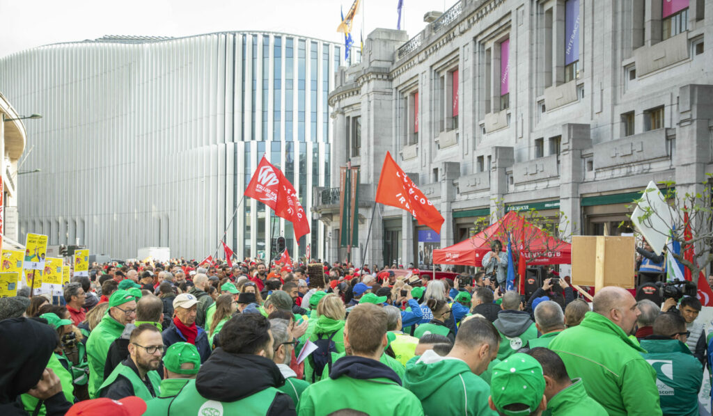 200.000 Βέλγοι στους δρόμους για το δικαίωμα στην απεργία