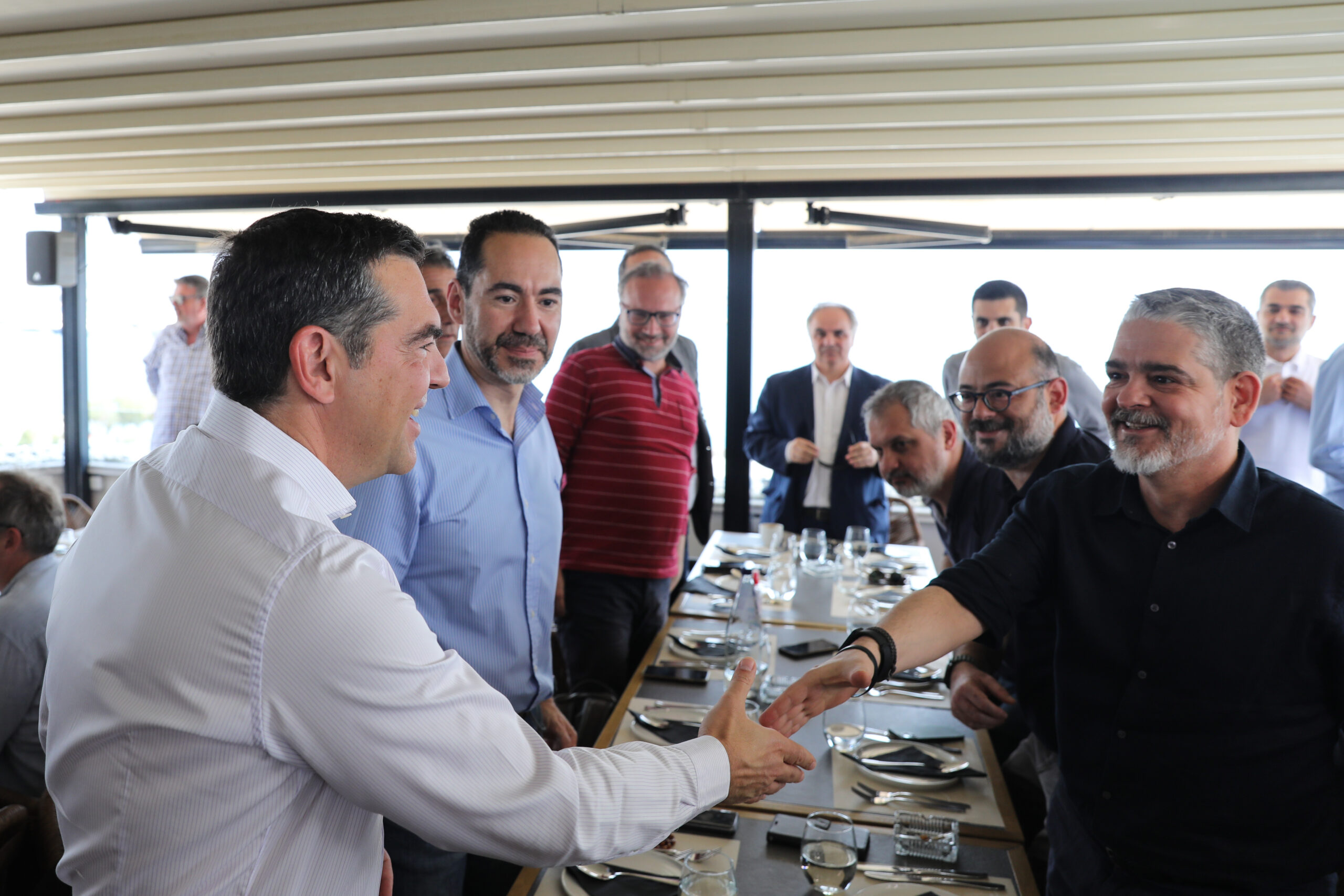 Συνάντηση του Αλ. Τσίπρα στον Πειραιά με πολιτικούς συντάκτες