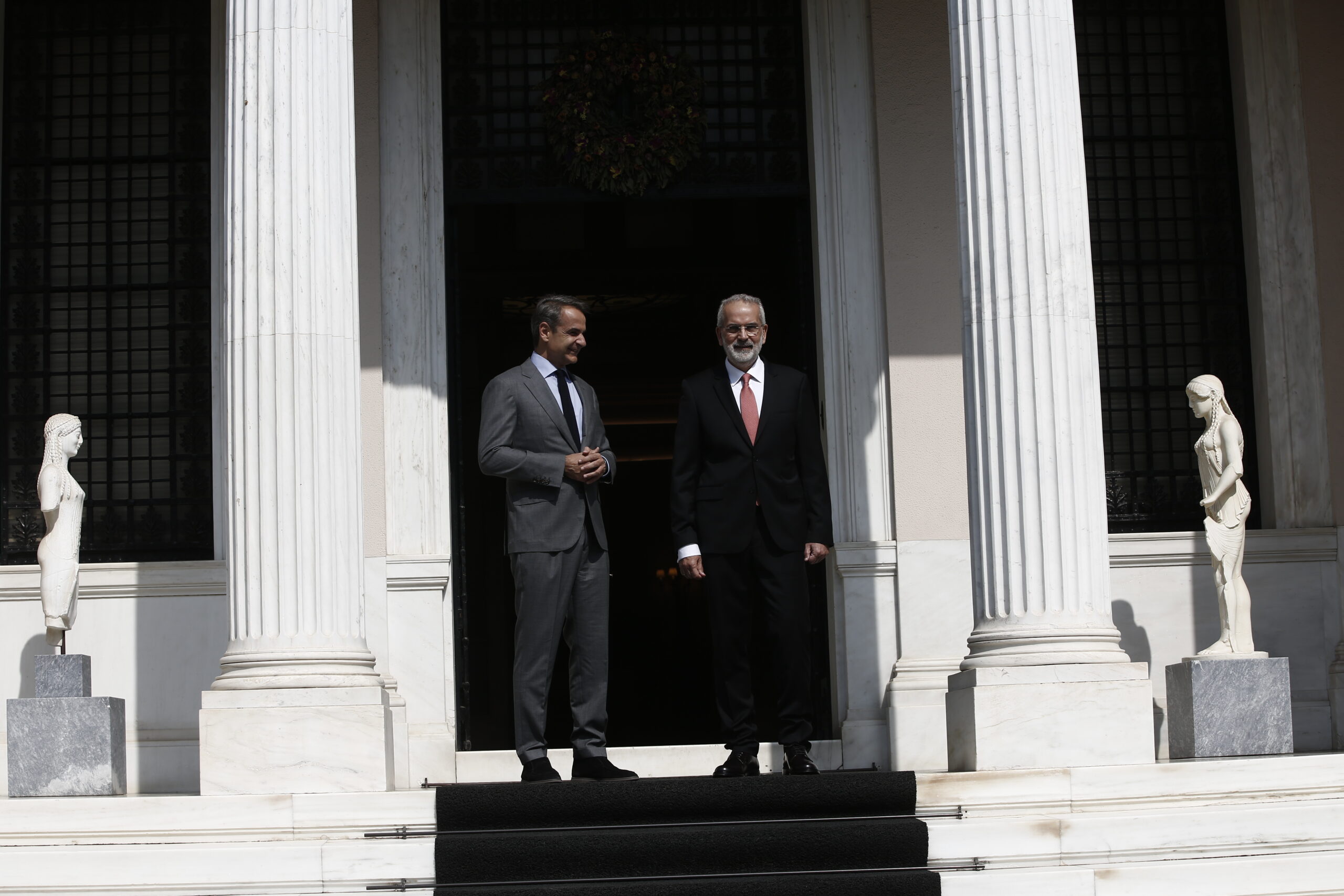 Ορκίστηκε ο υπηρεσιακός πρωθυπουργός ο Ιωάννης Σαρμάς και ανέλαβε τα καθήκοντα του