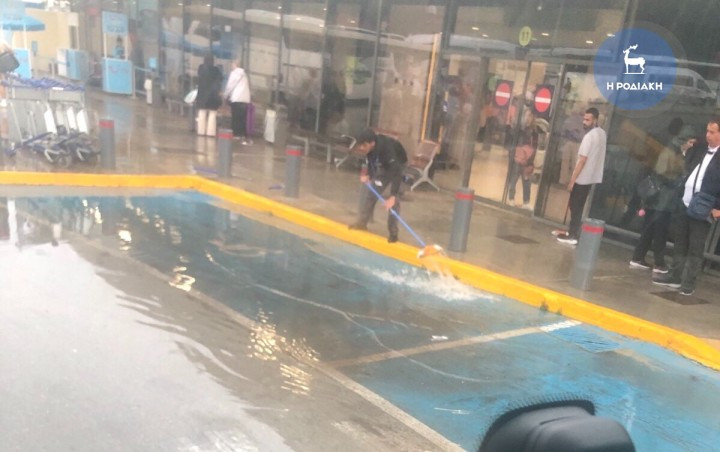 Πλημμύρισαν οι δρόμοι στη Ρόδο από την ισχυρή βροχόπτωση - Προβλήματα και στο αεροδρόμιο