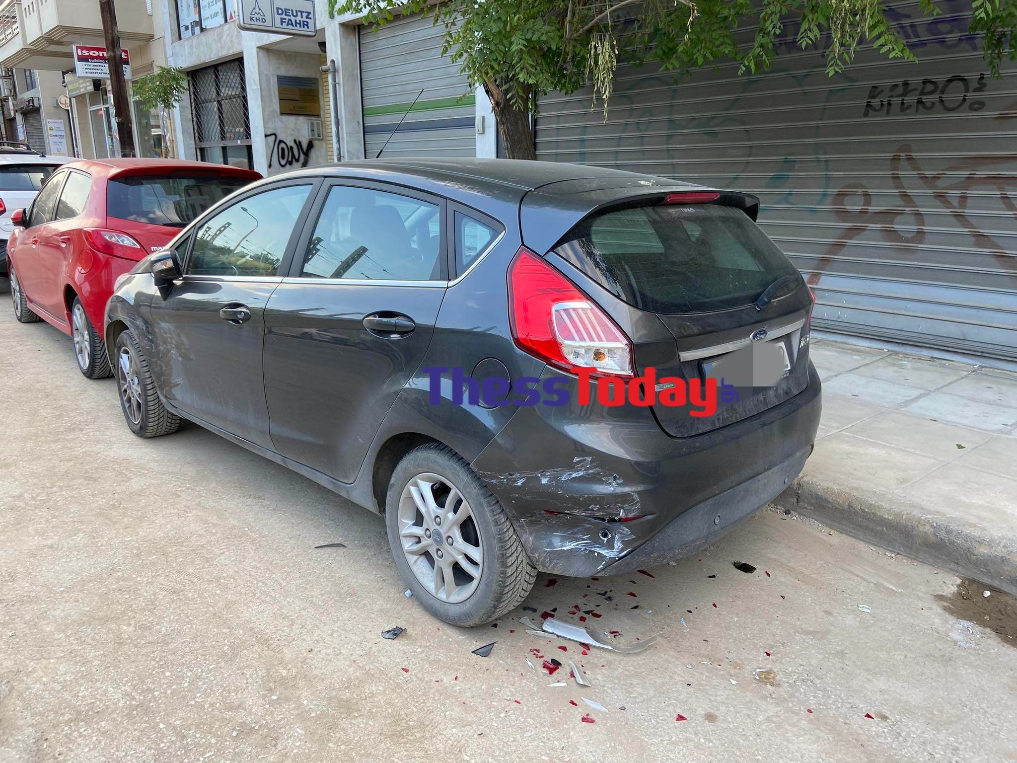 Θεσσαλονίκη: Επεισοδιακή καταδίωξη - Εμβόλισε περιπολικό και «καρφώθηκε» σε σταθμευμένο αυτοκίνητο