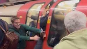 Χάος στο μετρό του Λονδίνου: Έσπασαν τα παράθυρα για να απεγκλωβιστούν οι επιβάτες από τα βαγόνια