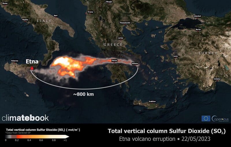 O καπνός μετά την έκρηξη του ηφαιστείου της Αίτνας έφτασε μέχρι την Αθήνα