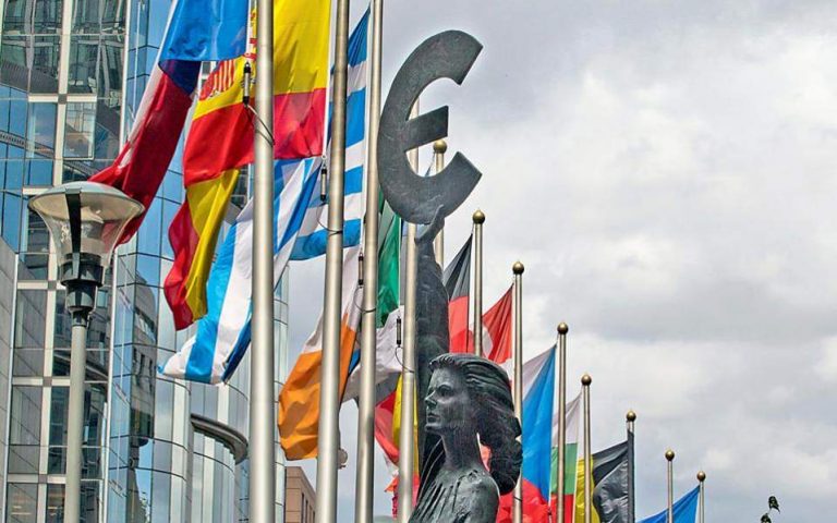 Εαρινές προβλέψεις Κομισιόν: «Βελτιωμένες προοπτικές» για την ευρωπαϊκή οικονομία