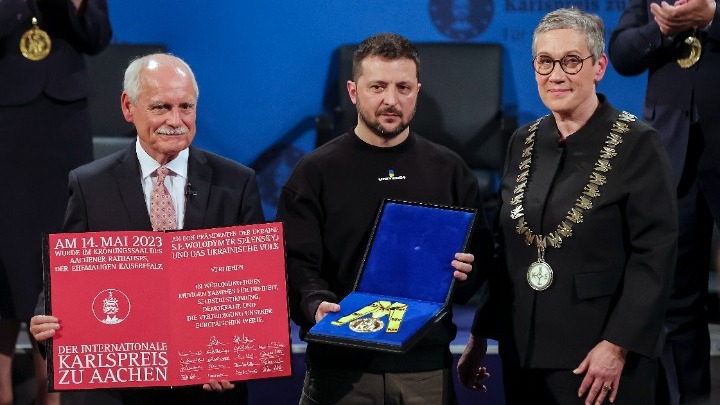 Ο Ζελένσκι τιμήθηκε με το βραβείο «Καρλομάγνος» – «Μεγάλος ευρωπαίος ηγέτης και ήρωας του 21ου αιώνα»