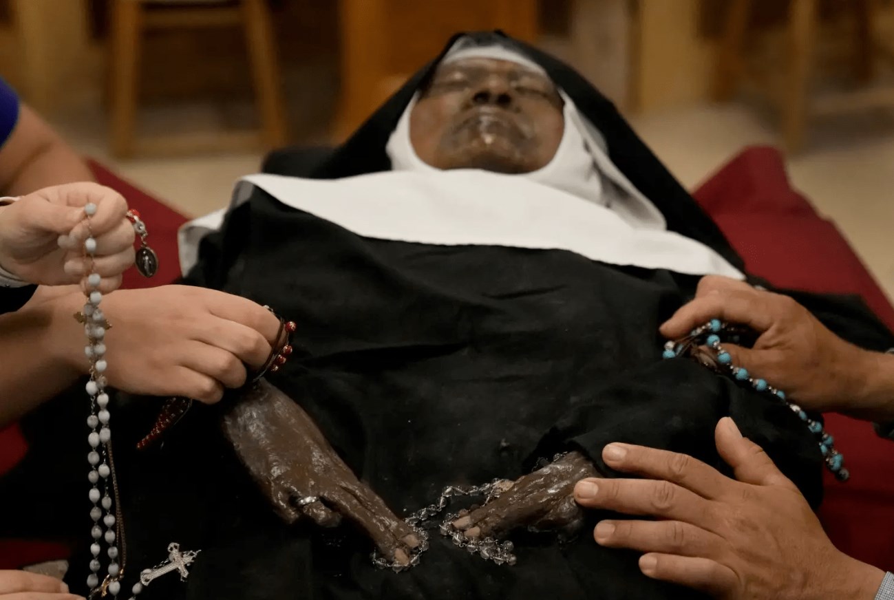 Προς αγιοποίηση καλόγρια επειδή δεν έχουν λιώσει τα λείψανά της (Δείτε το Βίντεο)