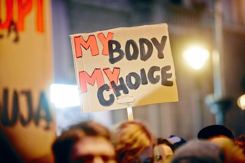 Δανία: Χωρίς συγκατάθεση κηδεμόνα η άμβλωση για έφηβες από 15 ετών και άνω