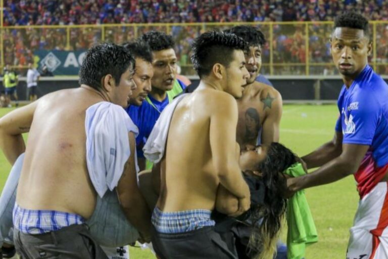 Τραγωδία στο Σαλβαδόρ: Τουλάχιστον εννέα νεκροί σε ποδοσφαιρικό αγώνα από ασφυξία