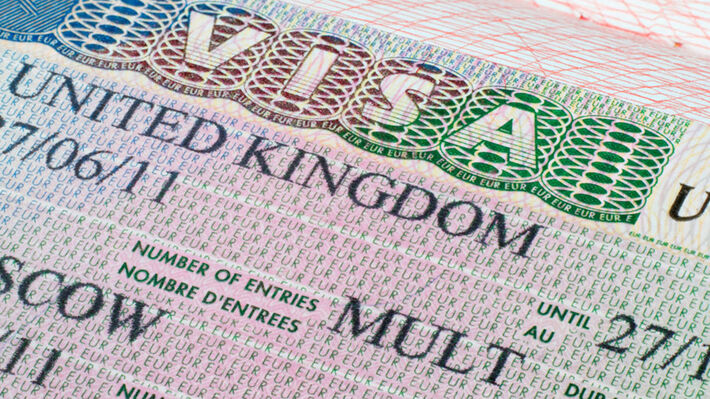 Βρετανία: Απαγορεύει σε ξένους φοιτητές να φέρνουν μέλη των οικογενειών τους στη χώρα