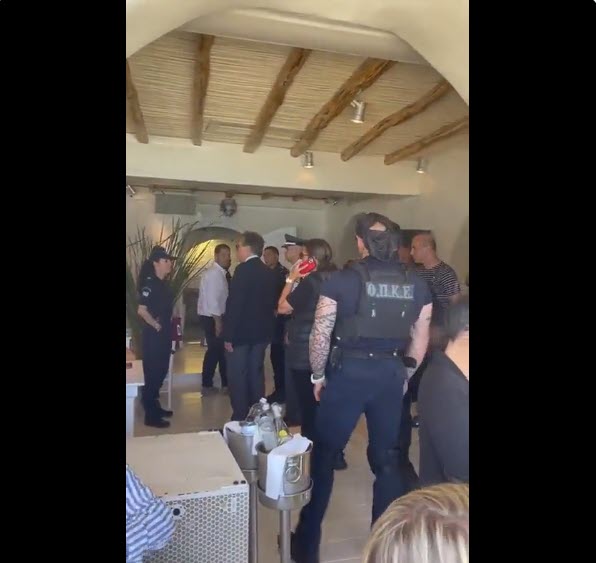 Nammos: Παρουσία εισαγγελέα και αστυνομικών σφραγίστηκε εστιατόριο και μέρος της παραλίας
