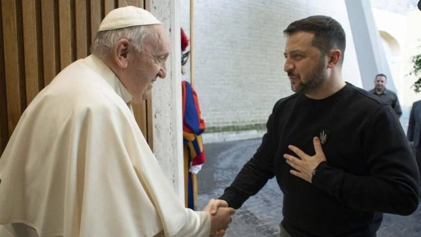 Σαράντα λεπτά διήρκεσε η συνάντηση του Ζελένσκι με τον πάπα Φραγκίσκο στο Βατικανό