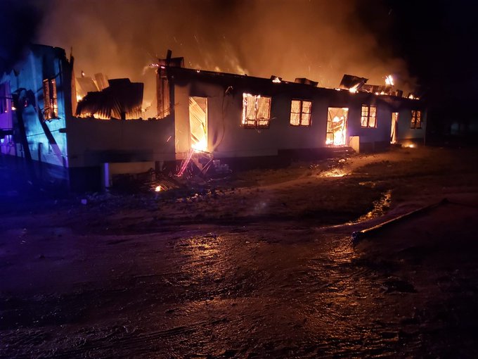 Γουιάνα: Έφηβη έβαλε τη φωτιά στο σχολείο επειδή της πήραν το κίνητο - Έκαψε 19 παιδιά
