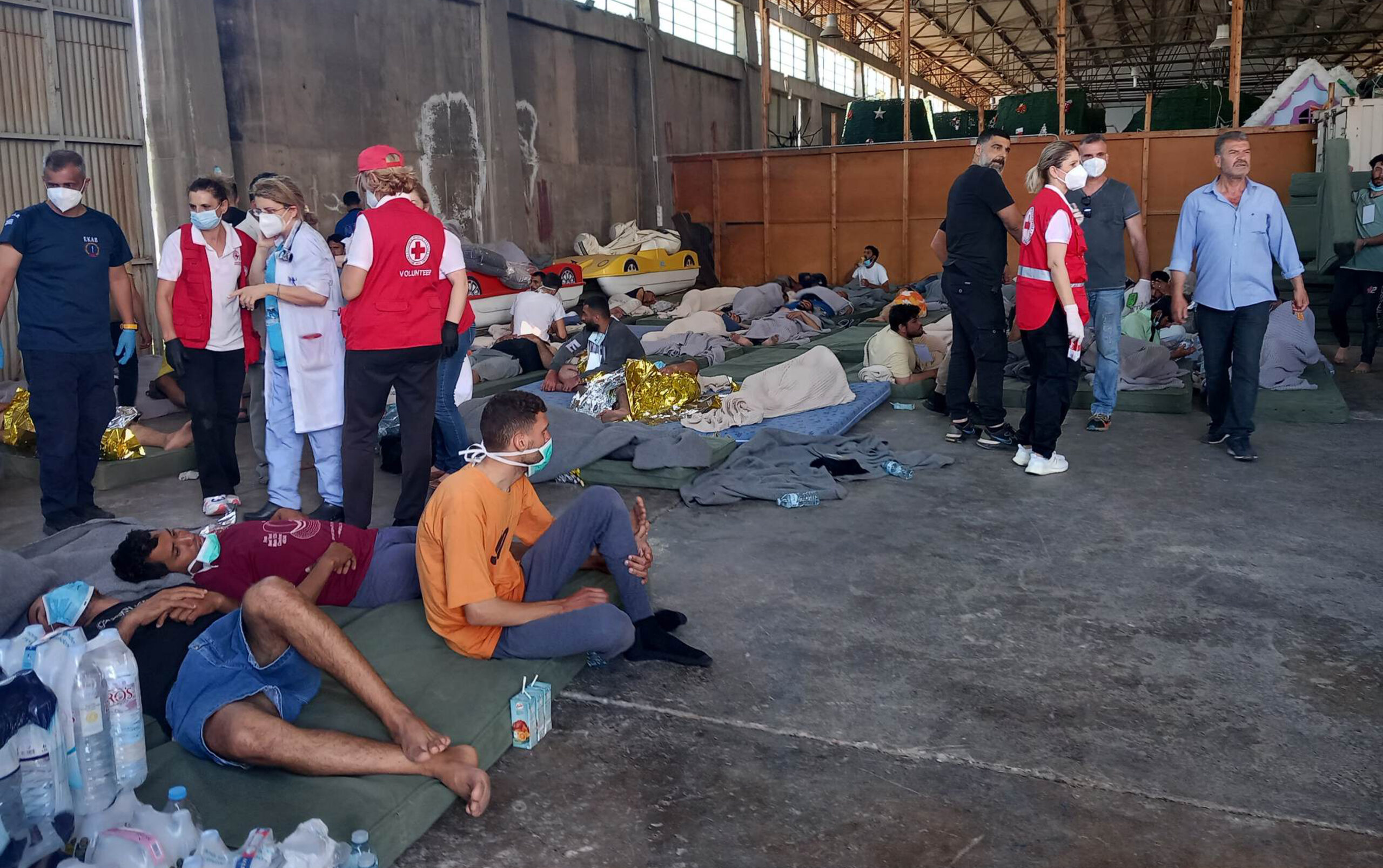 Ναυάγιο: Λιγοστεύουν οι ελπίδες για ανεύρεση επιζώντων – Στη Μαλακάσα μεταφέρονται οι διασωθέντες