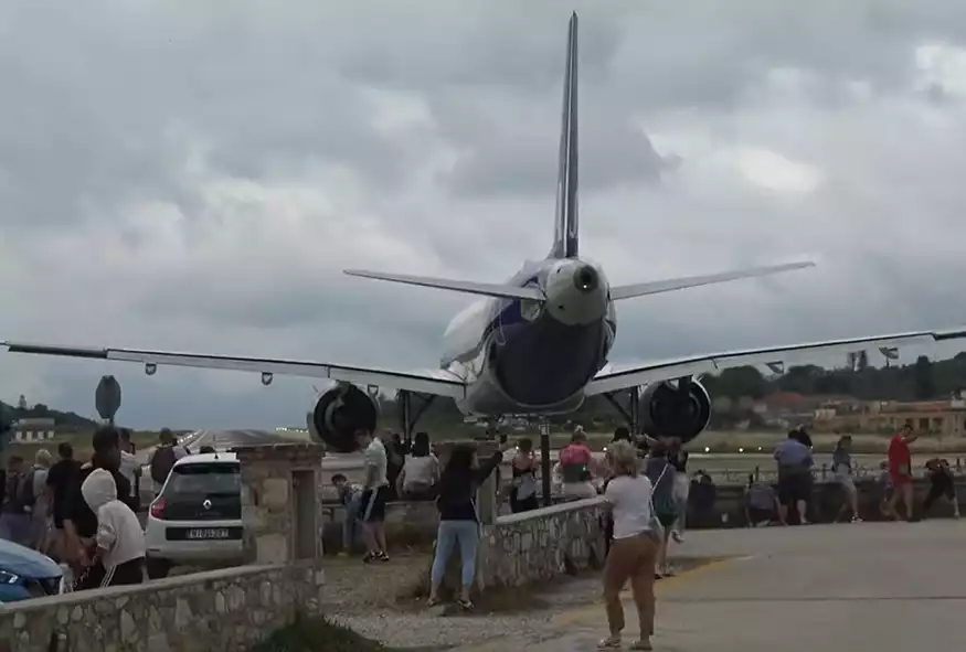 Viral και πάλι το αεροδρόμιο της Σκιάθου: Αεροπλάνο «σηκώνει στον αέρα» τουρίστες που το βιντεοσκοπούν - Και δεν είναι η πρώτη φορά