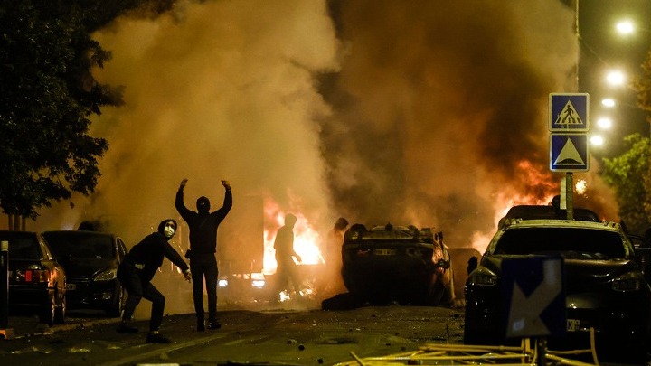 Παρίσι: Η αστυνομία απομακρύνει διαδηλωτές από την Πλας ντε λα Κονκόρντ - Νεαρός έχασε τη ζωή του πέφτοντας από στέγη καταστήματος