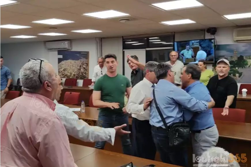 Χαμός στο δημοτικό συμβούλιο Κορινθίων: «Ποιος π@ το είπε αυτό»; Πρώην δήμαρχος πιάστηκε στα χέρια με πολίτες