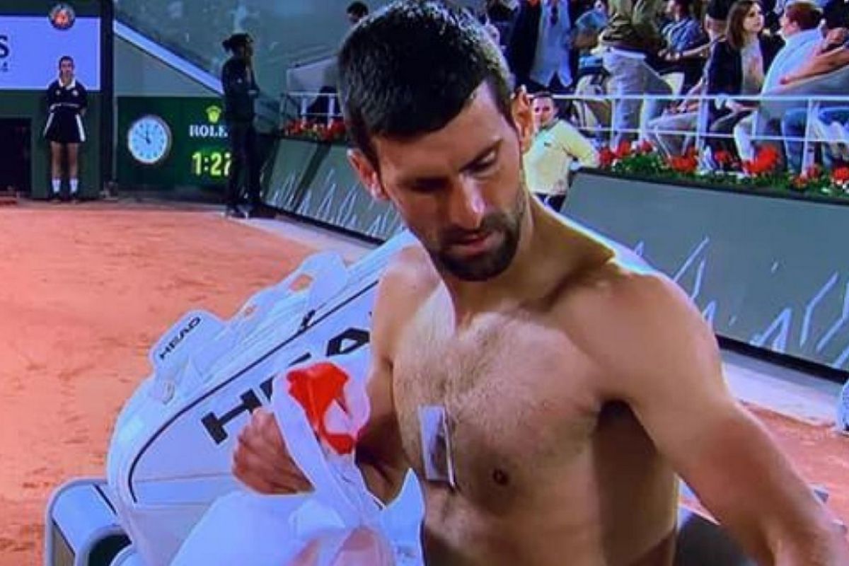 Ο Νόβακ Τζόκοβιτς εμφανίστηκε στο Roland Garros με έναν μαγνήτη στο στήθος